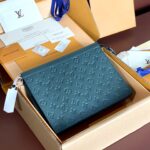 Lv Pochette Voyage bag