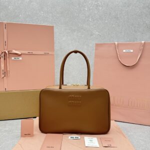 Miú Black Leather Beau Bag