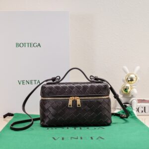 Btg Intrecciato Leather Vanity Case