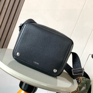 Loe Pebble messenger bag