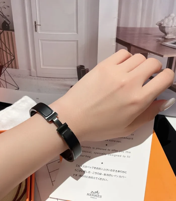 Clic H Bracelet So Black