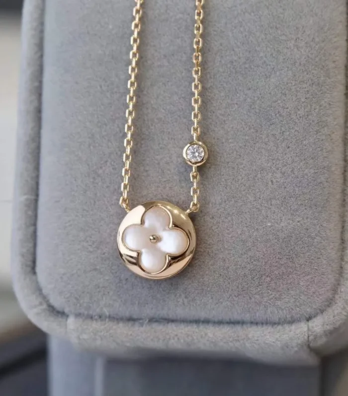 Blossom Clover Mother-of-Pearl Necklace