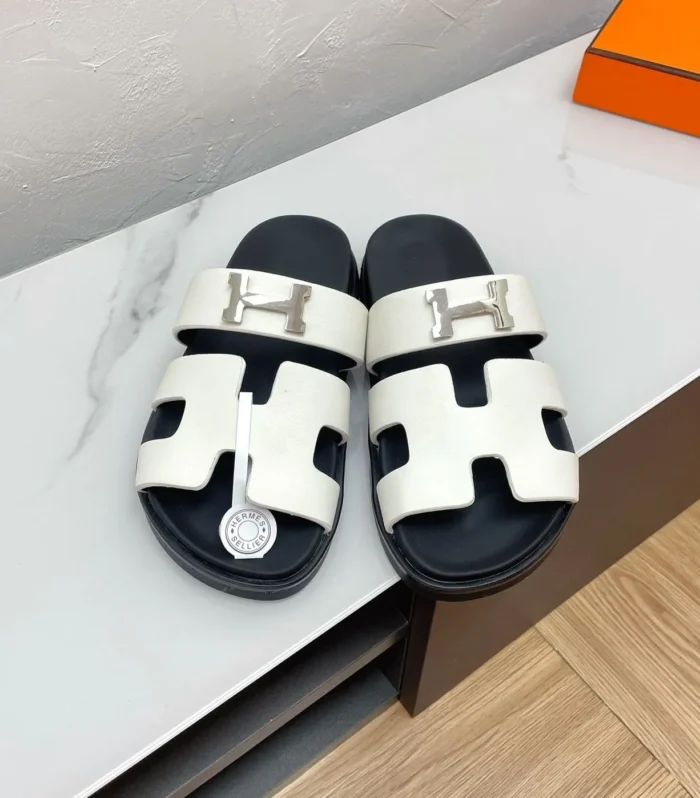 CHYPRE SANDAL WHITE LAMBSKIN WITH H BUCKLE