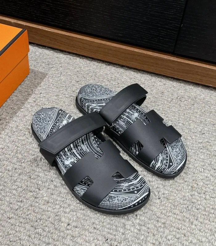 CHYPRE SANDAL BLACK CALFSKIN UNIQUE
