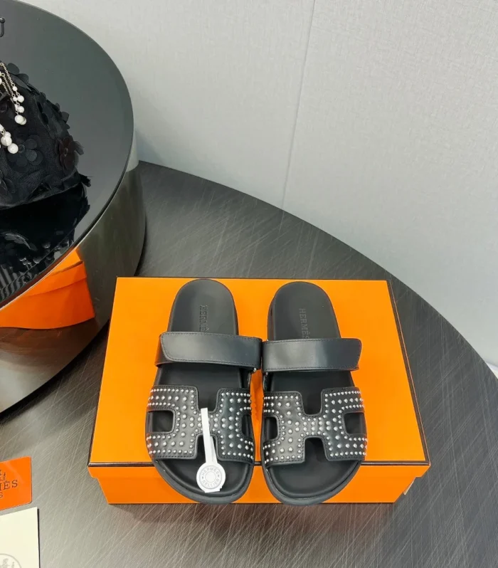 CHYPRE SANDAL BLACK CALFSKIN STYLIZED