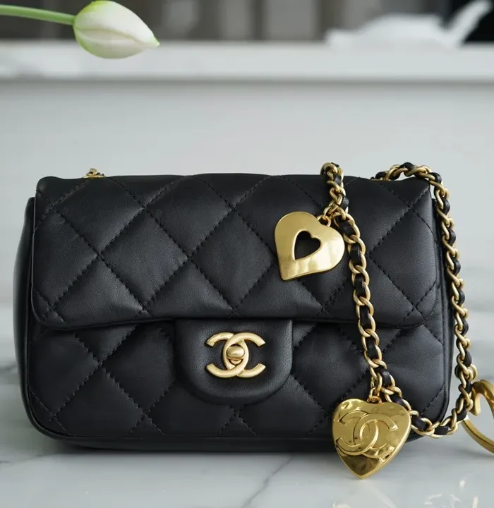 Classic Flap Mini Heart Black