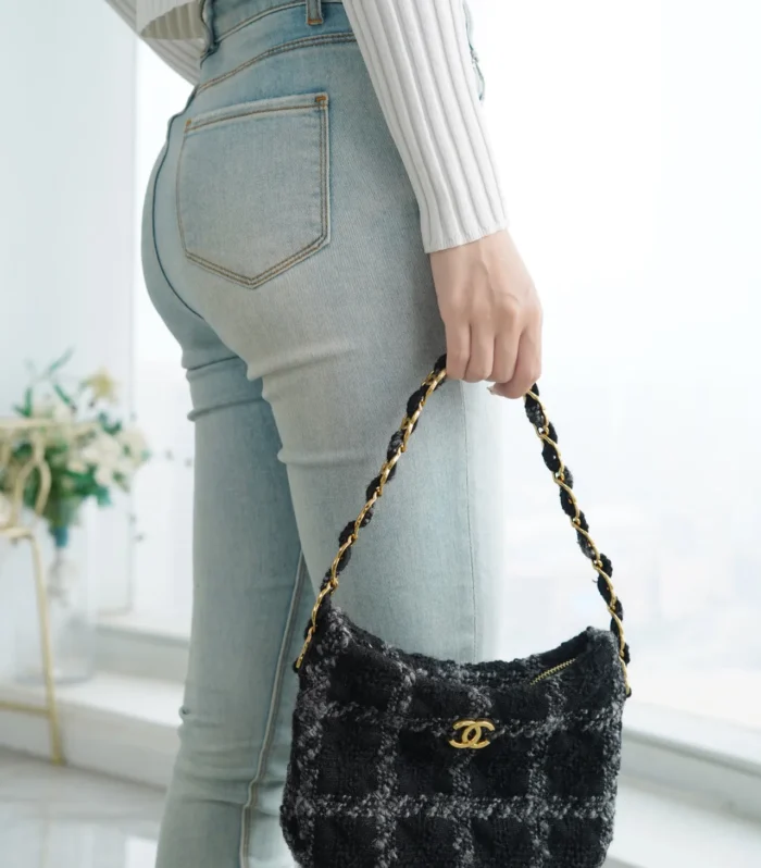 Classic Flap Essential Pouch