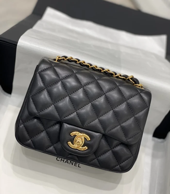 Classic Flap 17cm Black