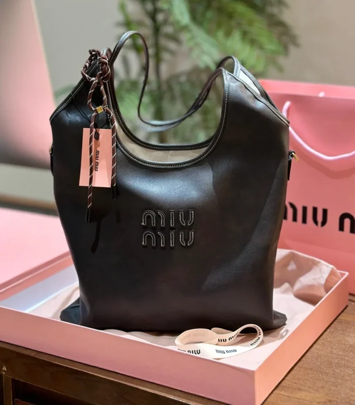 TOTE 30 HANDBAG IN BLACK CALFSKIN