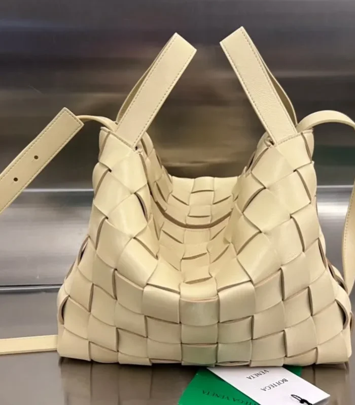 Medium 28 Cassette Beige Lambskin