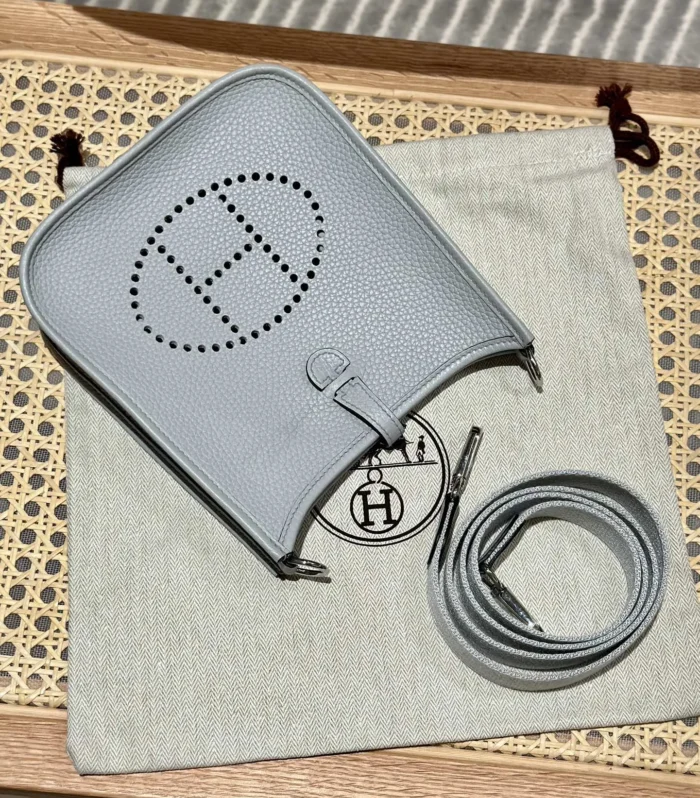 Knot 20 In White Lambskin With Chain