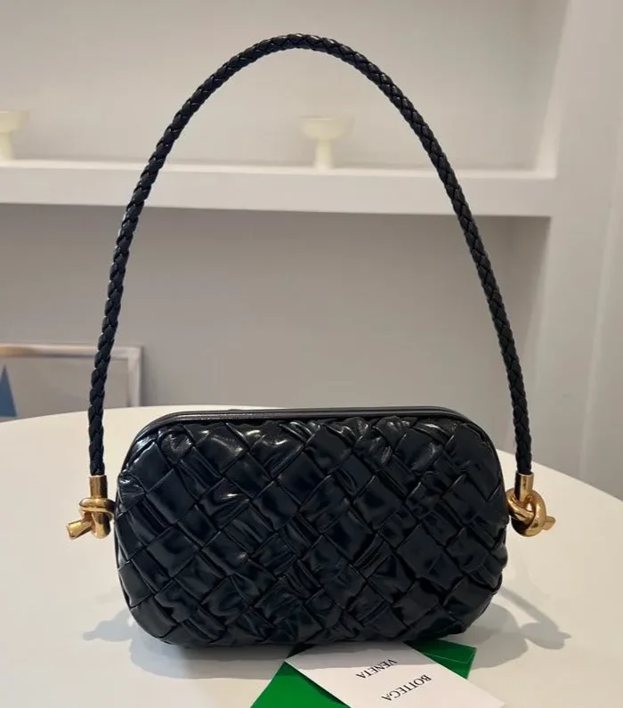 Knot 20 In Black Lambskin With Chain