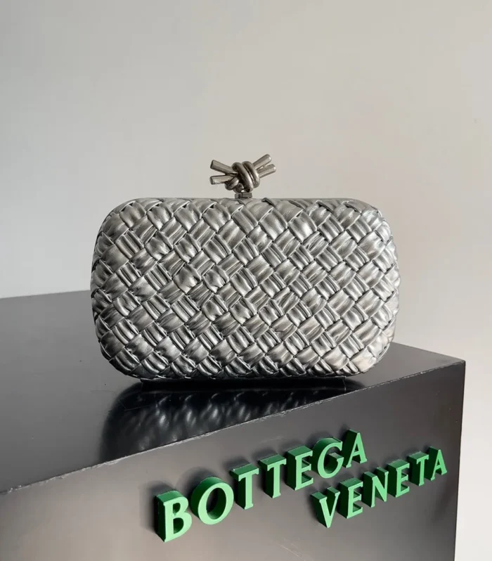 Classic Knot 20 In Silver Lambskin