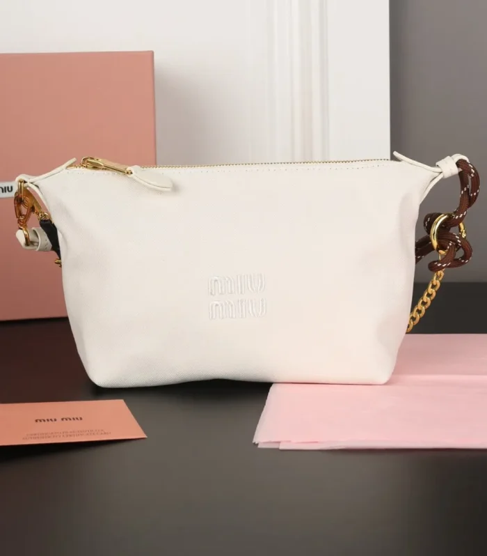 CHAIN SHOULDER BAG 18 IN WHITE FABRIC GOLD HARDWARE
