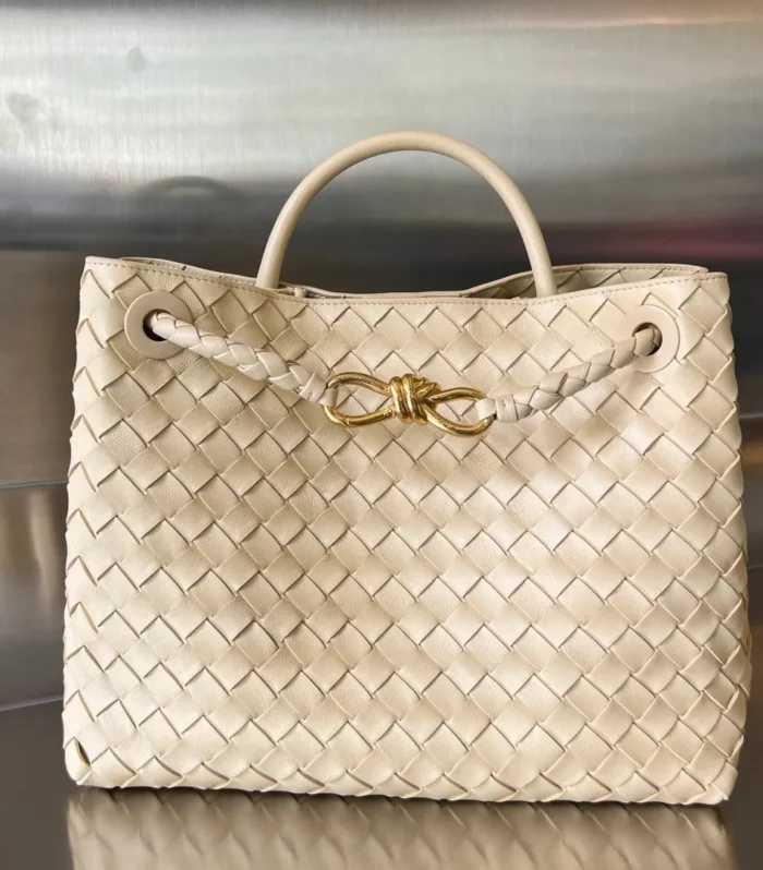 Bv Medium Andiamo 32Cm Beige Lambskin