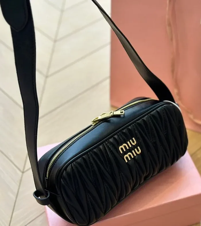 BAGUETTE 25 BAG IN BLACK SHEEPSKIN