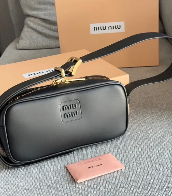 BAGUETTE 25 BAG IN BLACK CALFSKIN