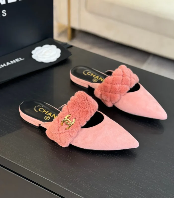 CC MULE IN LIGHT PINK SMOOTH FLEECE WITH GOLD HARDWARE