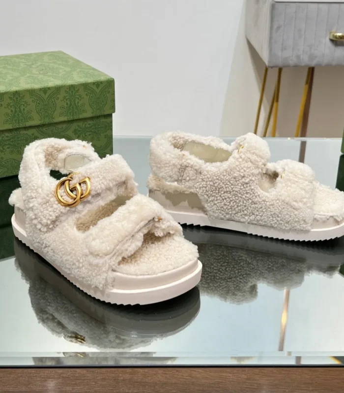DAD SANDALS IN WHITE FLEECE