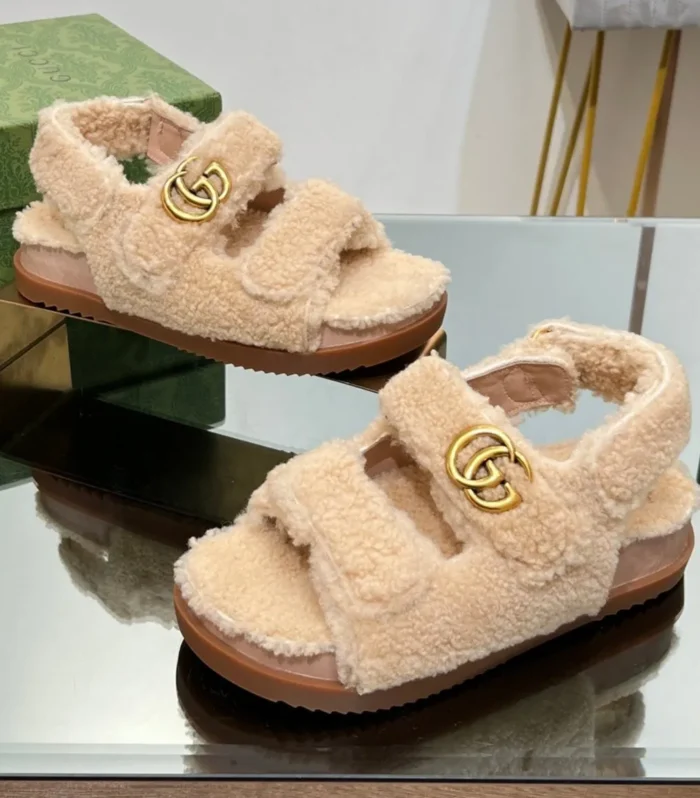 DAD SANDALS IN TAN BEIGE FLEECE
