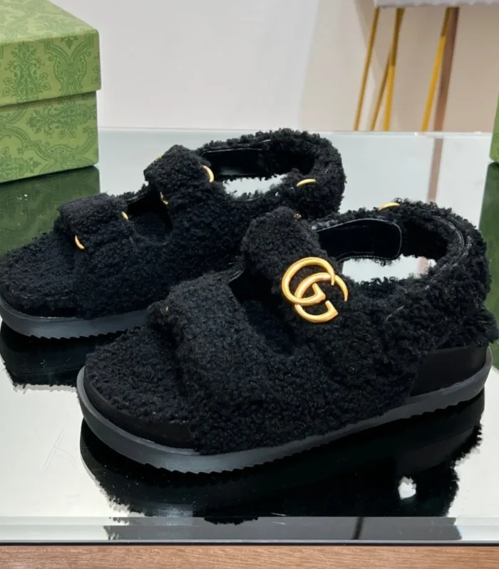 DAD SANDALS IN BLACK FLEECE