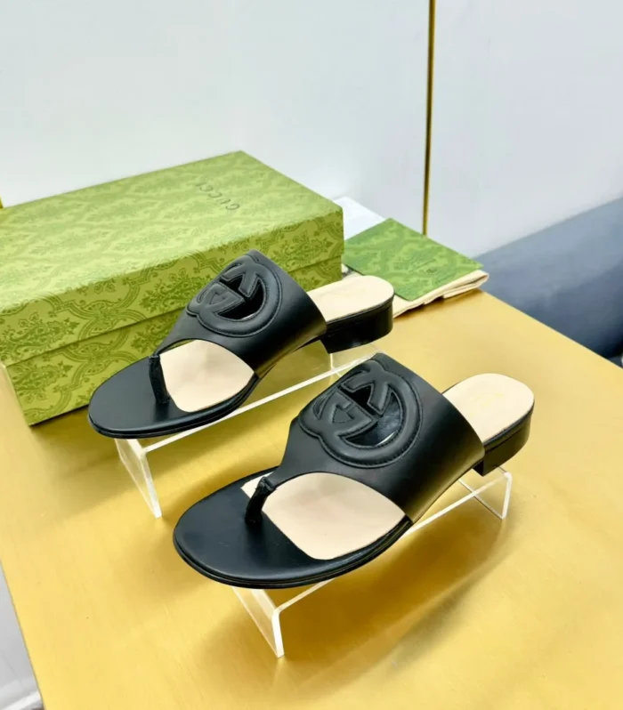 BLONDIE THONG SANDAL IN BLACK LAMBSKIN