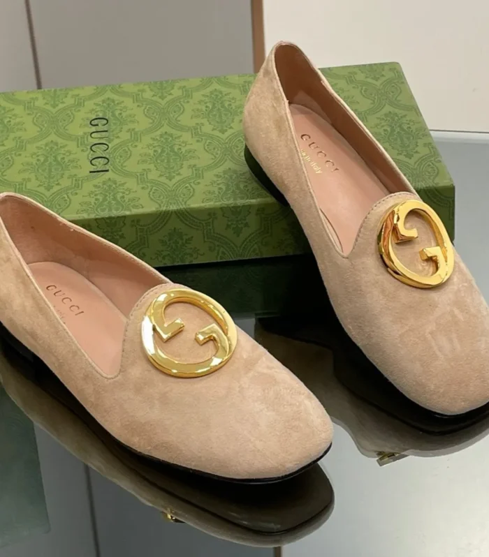 BLONDIE LOGO-PLAQUE LOAFERS IN ECRU BEIGE SUEDE