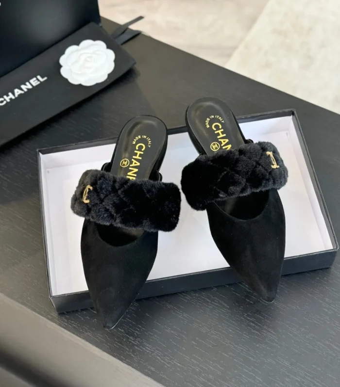 CC MULE IN BLACK SMOOTH FLEECE WITH GOLD HARDWARE