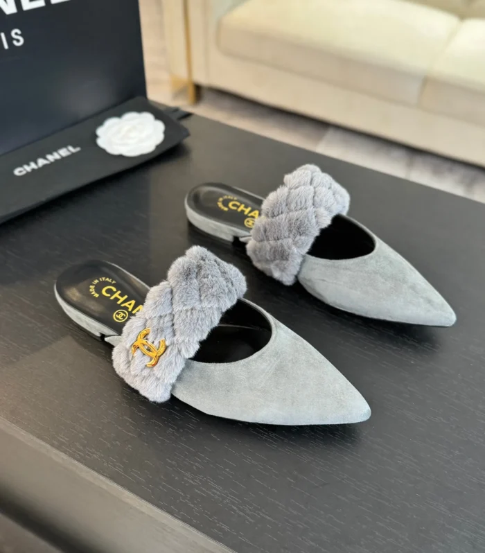 CC MULE IN ASH GREY SMOOTH FLEECE WITH GOLD HARDWARE