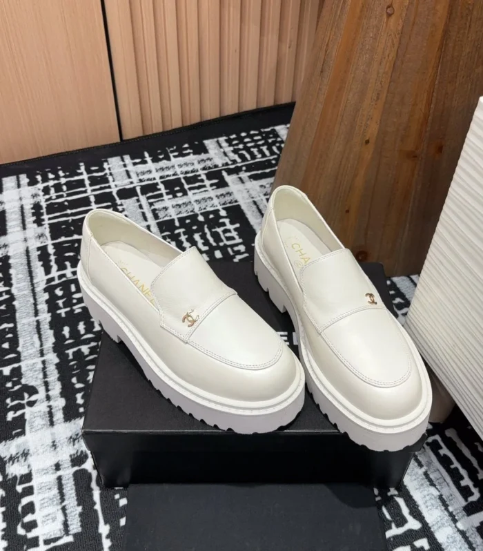 CC MOCCASINS IN WHITE CALFSKIN
