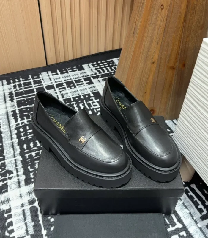 CC MOCCASINS IN BLACK CALFSKIN