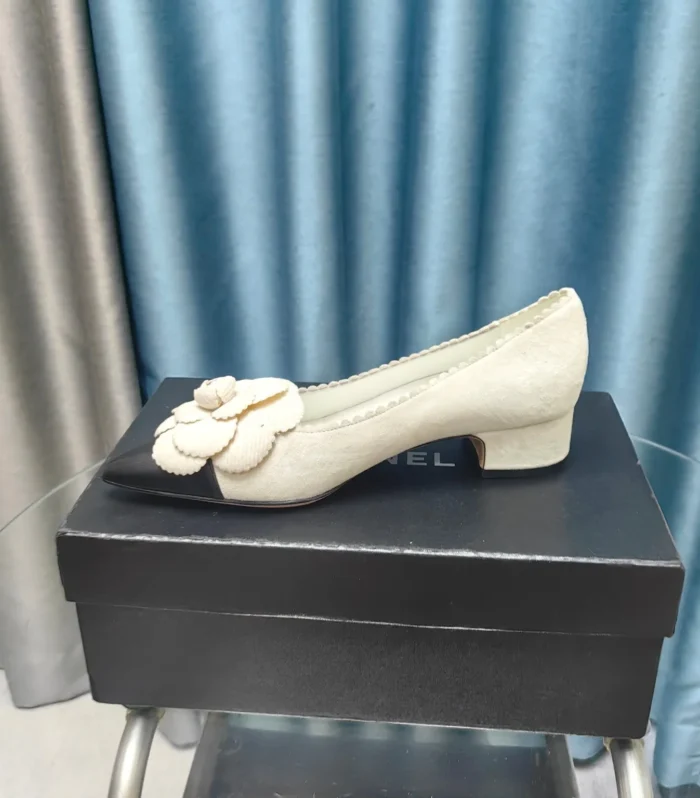 CC MEDIUM HEELS IN WHITE SUEDE AND BLACK CALFSKIN WITH FLOWER