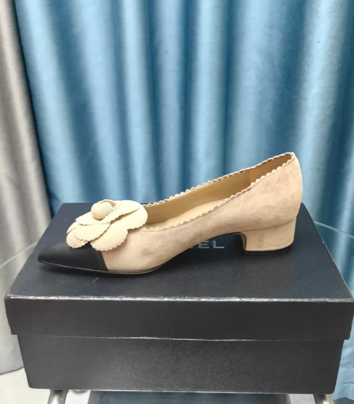 CC MEDIUM HEELS IN TAN BEIGE SUEDE AND BLACK CALFSKIN WITH FLOWER