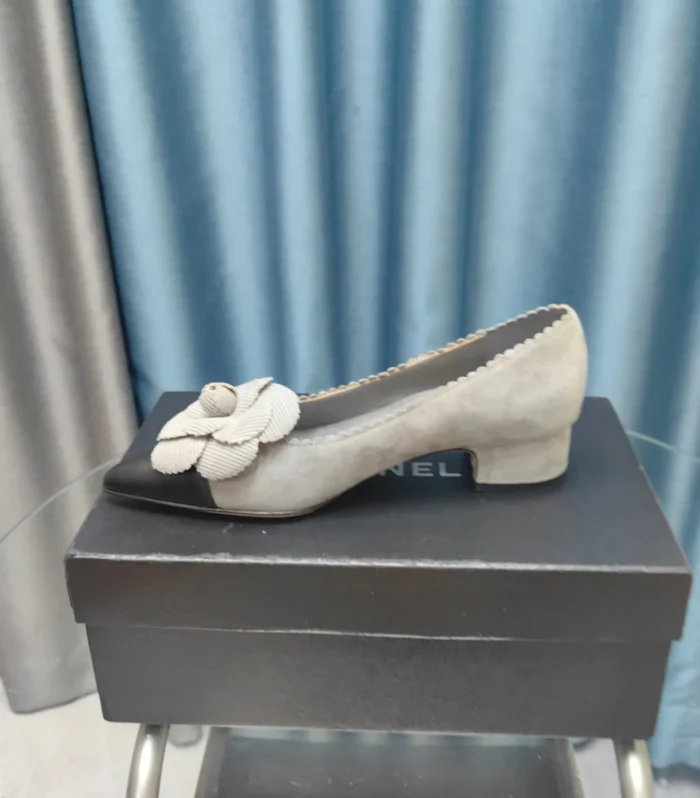 CC MEDIUM HEELS IN SPANISH GRAY SUEDE AND BLACK CALFSKIN WITH FLOWER
