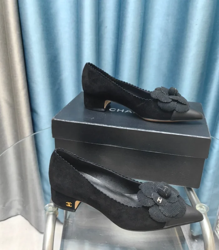 CC MEDIUM HEELS IN BLACK SUEDE AND CALFSKIN WITH FLOWER