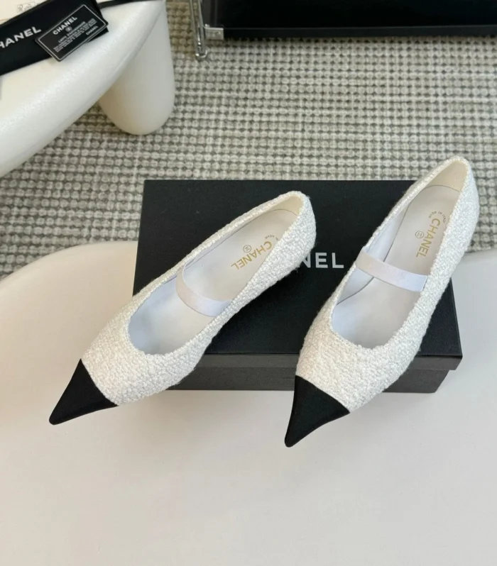 CC MARY JANE IN WHITE TWEED AND BLACK SATIN