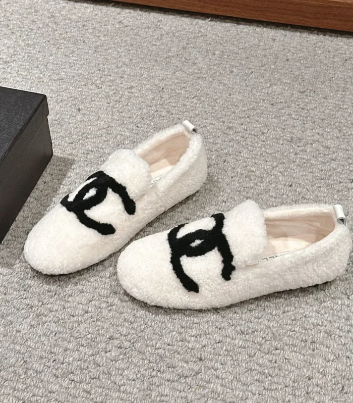 CC LOAFERS IN WHITE FLEECE WITH BLACK LOGO