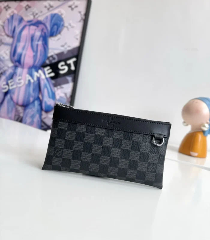 Louis Vuitton Discovery Pochette Black