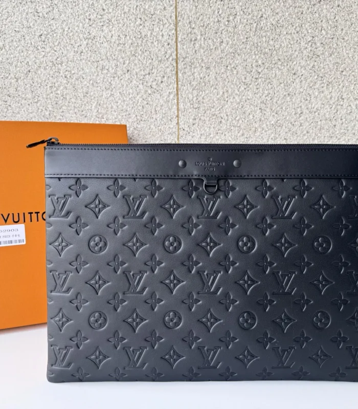 Louis Vuitton Discovery Pochette Black