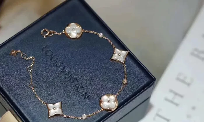 Pearl Four-Flower Bracelet