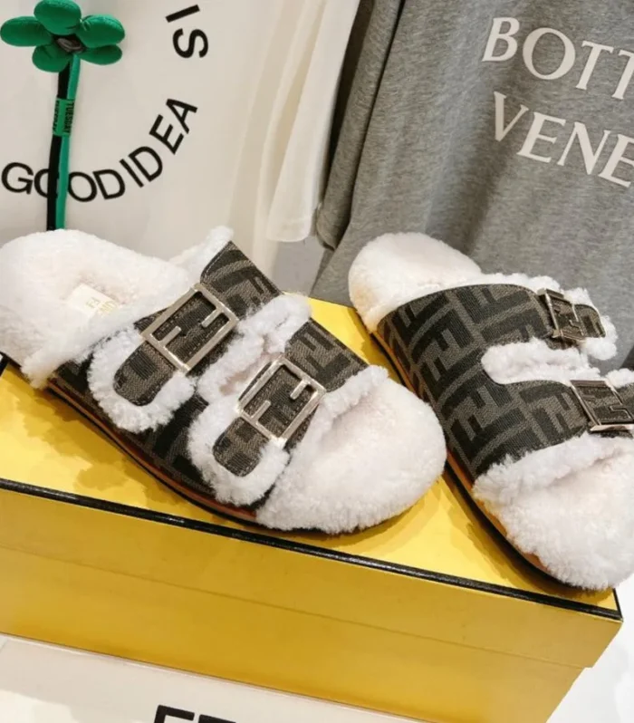 FENDI DAD SANDAL MULE IN BROWN MONOGRAM FF CANVAS WITH WHITE FLEECE