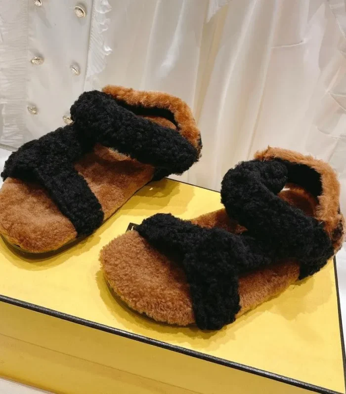 FENDI DAD SANDAL IN BLACK MIX CINNAMON BROWN FLEECE
