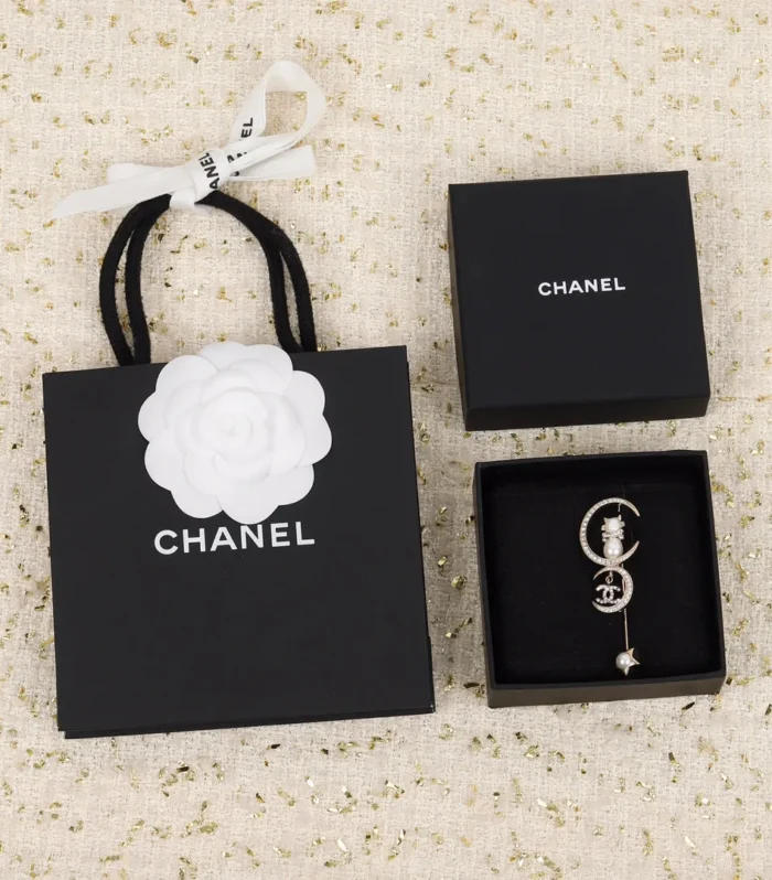 CC Brooch 158133