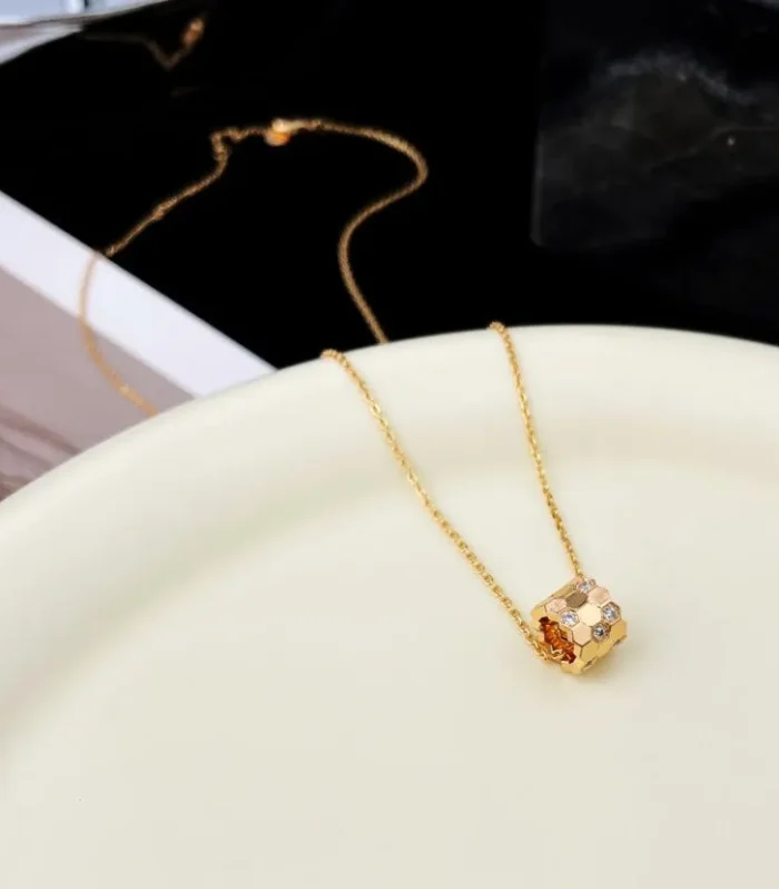 BEE MINI PEDANT DIAMOND NECKLACE