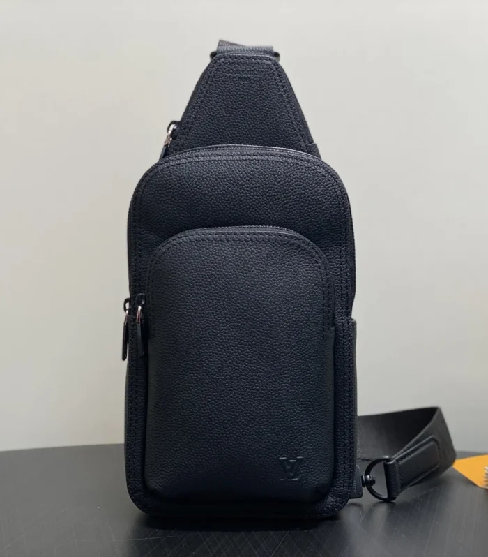 Avenue Shoulder Bag Black Leather