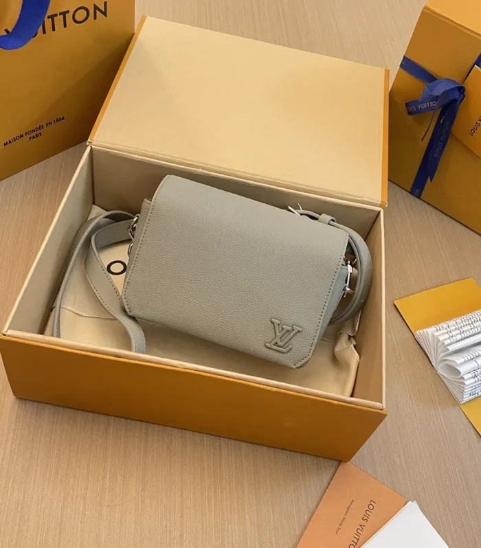 Aerogram Flap Messenger Medium